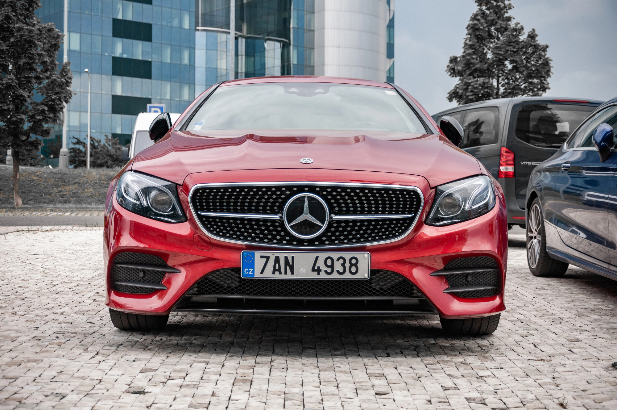 Dedek in njegov Mercedes drvita po prašnih cestah